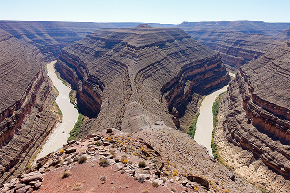 San Juan-floden flyter fram 300 meter nedanför Goosenecks, Utah, där den grävt sig genom kalkstensklipporna under några miljoner år.