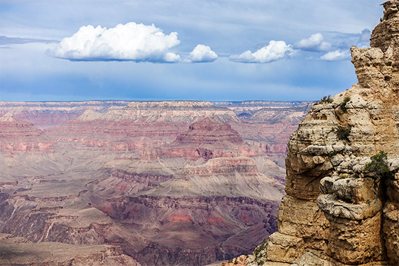Grand Canyon, med kalkstensklippor till höger. Det är 15 km till andra sidan och cirka 1 300 meters fallhöjd ner till Coloradofloden på botten av kanjonen. Foto: Magnus Thelaus