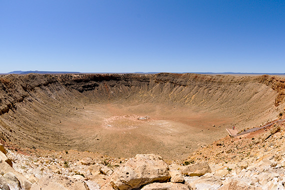 En 50 meter stor järnmeteorit träffade jordytan med 46 000 km/h och bildade Barringerkratern i norra Arizona. Vid denna tid för 50 000 år sedan bodde mammutar, trögdjur och kameler här. Foto: Claes Bergman