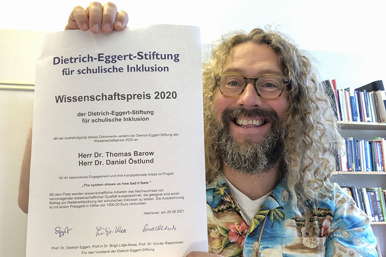 Daniel Östlund med vetenskapspriset från tyska Dietrich Eggert Stiftung für schulische Inklusion.