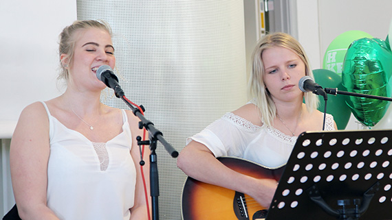 Tove Wantzin och Elin Melander förtrollade försommarkvällen med sin stämsång och gitarr.