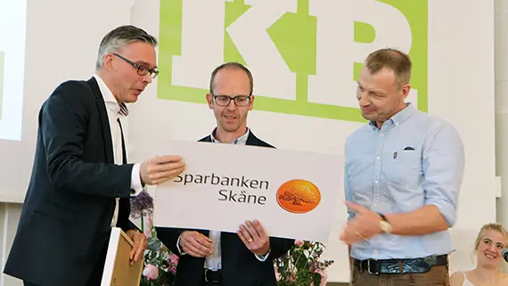 Erland Bj&ouml;rklund och Ola Svahn tar emot Samverkanspriset fr&aring;n Sparbanken 1826 och Mikael Forsberg.