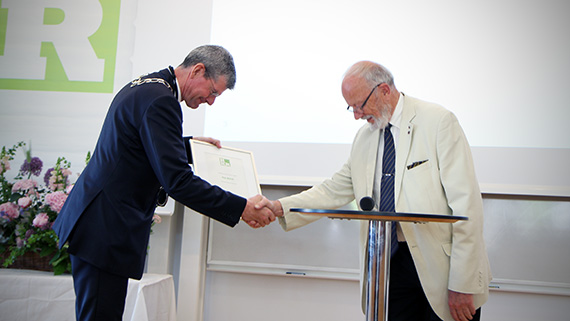 Rektor Håkan Pihl lämnar över hedersutmärkelsen Rector Emeritus Maximus till tidigare rektor Kaj Björk.