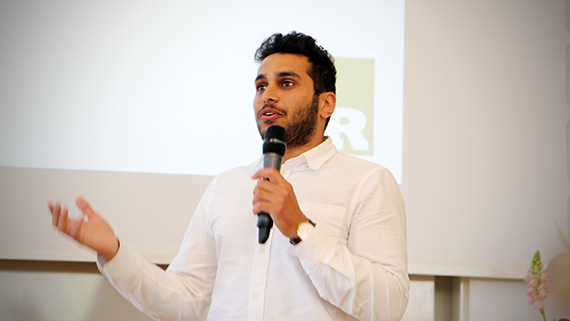 Muntadher Dakhil blev Årets alumn för sitt enastående arbete som tomte och att han mindre än ett år efter sin examen blivit klinikchef på Oral Care i Kristianstad.