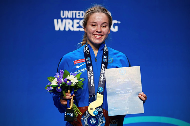 Sjuksköterske- och EVL-studenten Jonna Malmgren med sitt VM-guld.