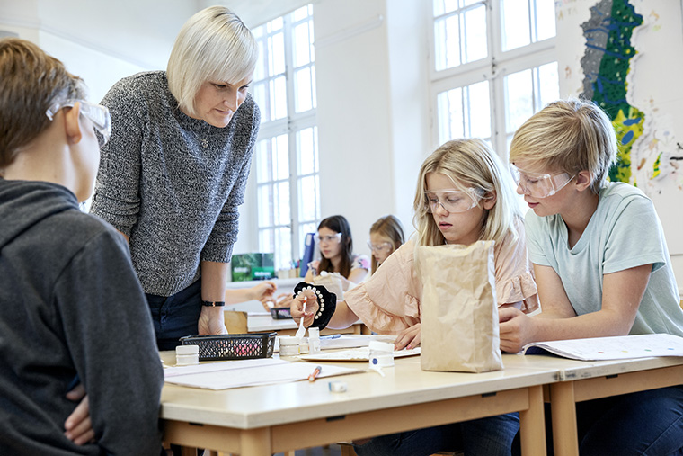 Lärare och elever i klassrum.