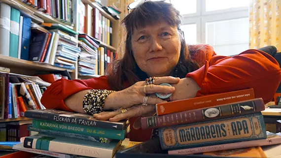 Blås liv i läslusten! Skönlitteratur öppnar dörrarna till kunskap och lärande, inte bara i svenska. Det menar Mary Ingemansson, som skrivit boken Lärande genom skönlitteratur – Djupläsning, förståelse och kunskap.