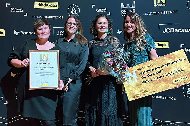 Annelie Tillman, Lina Nilsson, Jenny Hultman och Sara Sonesson med diplom och vinstcheck.