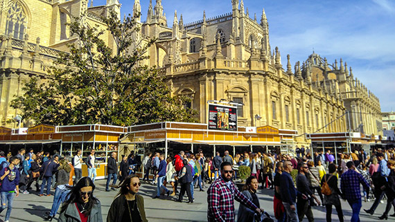 Katedralen i Sevilla är världens största romersk-katolska katedral och lockar många besökare.