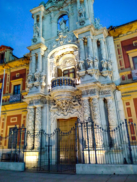 Det tidigare sjöfartsuniversitetet, Palacio de San Telmo, är en av Sevillas flera utsmyckade gamla byggnader.