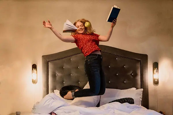 Student hoppar i hotells&auml;ng.