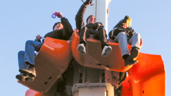 Åkarna i Lyktan på Gröna Lund håller varsin trappfjäder, så kallad ”slinky”, för att förstå vilka krafter deras kroppar utsätts för under det fria fallet.