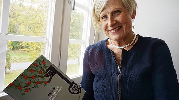 Barbro Bruce med sin nya bok Omsorg i en förskola på vetenskaplig grund.