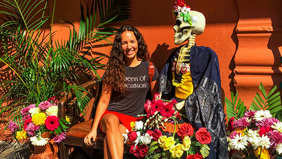 Día de los muertos är en stor högtid i Latinamerika, och innebär betydligt större och mer firande än Alla själars dag gör här.