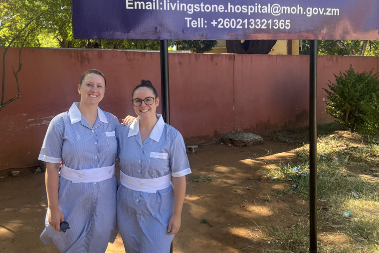 Magdalena och Carolin i sjuksköterskekläder i Zambia