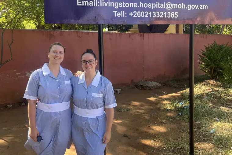 Magdalena och Carolin i sjuksköterskekläder i Zambia