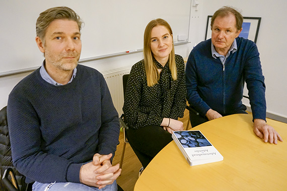 Det tredje skiftet är något som bara finns där. Först när man pratar om det kan saker förändras, menar forskningsassistent Elin Ekelund. Tillsammans med kollegorna Ulf Ericsson och Pär Pettersson och den norske professorn Leif W Rydstedt har hon skrivit en uppmärksammad artikel i Arbetsmarknad & Arbetsliv. 