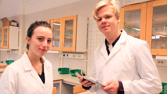 Silena och Alvar från Fröknegårdsskolan tyckte det var jul att labba och se hur det funkar rent praktiskt.