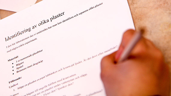 Eleverna fick fick fylla i ett formulär för hur de identifierar de olika plasterna.Eleverna fick fick fylla i ett formulär för hur de identifierar de olika plasterna.
