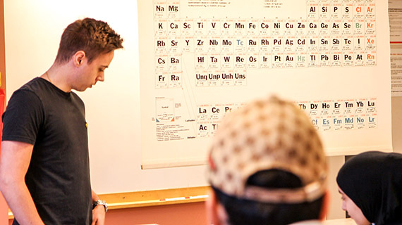 Simon Miter, som läser till gymnasielärare i matematik och kemi, är jättenöjd med dagens elever.