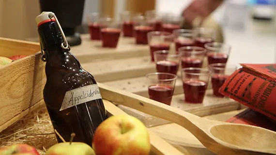 Lokalproducerad &auml;ppelcidervin&auml;ger