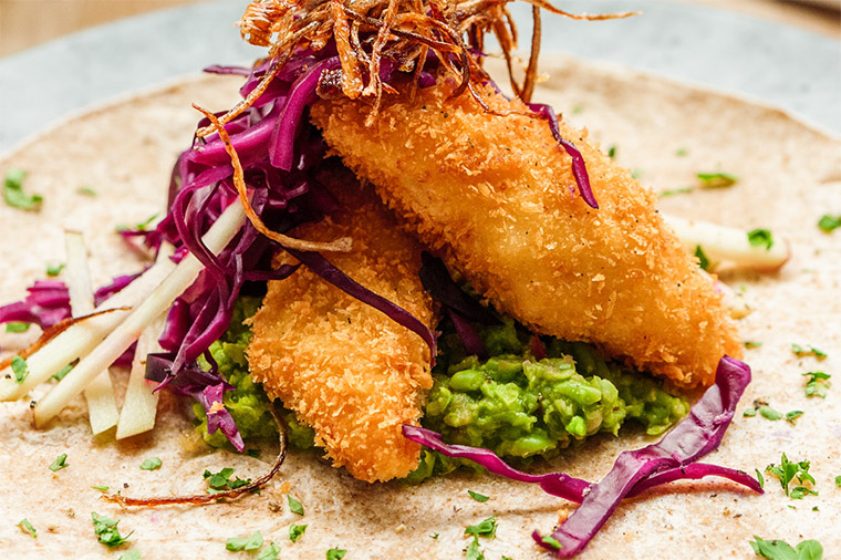 Taco med pankofriterad braxen, ärtguacamole, syrad rödkål, äpple och friterad schalottenlök.