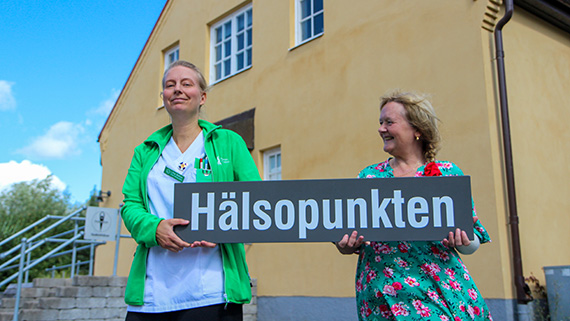 Lina Behm och Elisabeth Ekberg tar emot Hälsopunktens första besökare på torsdag.