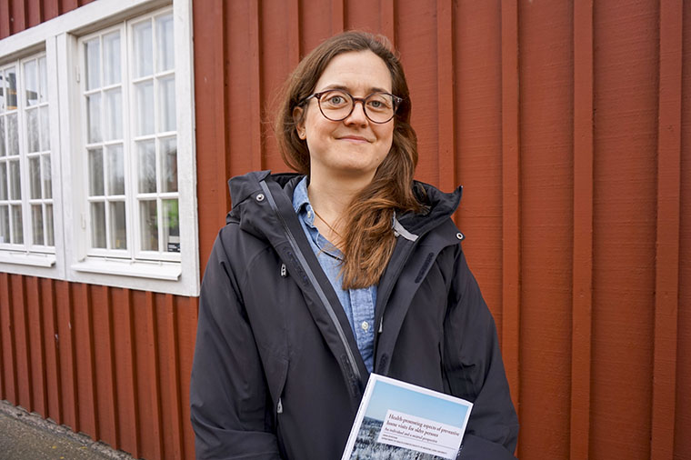 Anna Nivestam framför Agnes röda hus.