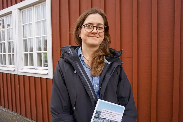 Anna Nivestam framf&ouml;r Agnes r&ouml;da hus.