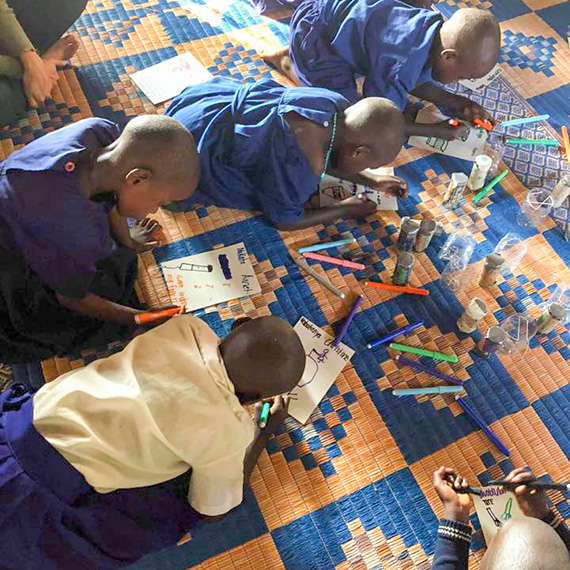 Barnen på Education Centre tecknar.