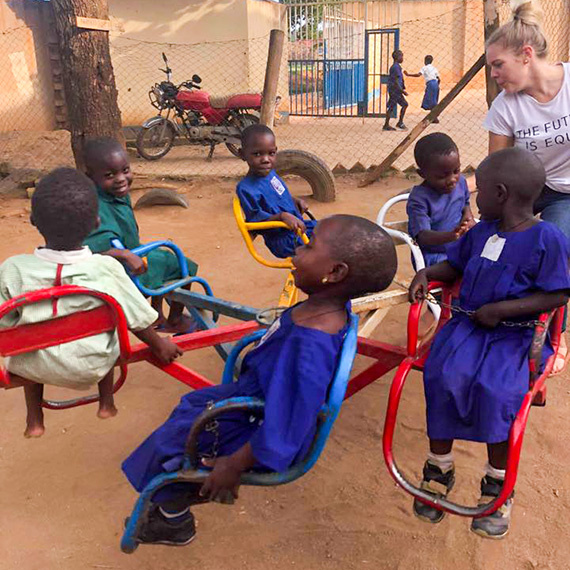 Skolgård med karusell på Ssenyange Education Centre i Uganda.