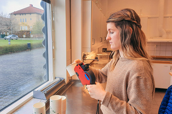 Emeline Chambard förbereder den sensoriska utvärderingen och sätter etiketter på matlådorna.