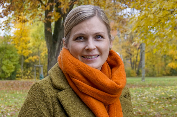 Lisa Källström, universitetslektor i företagsekonomi, gillar att forska i ämnet samverkan och att samarbeta med andra – så det gifter sig bra.