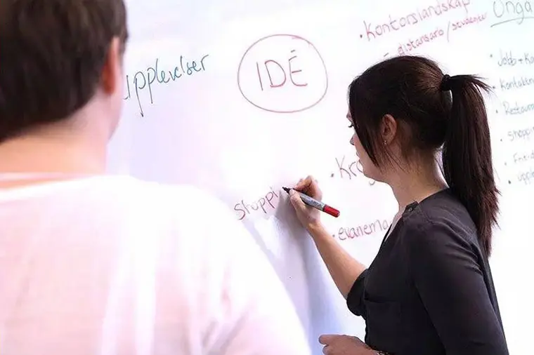 Student vid whiteboard under Imagine.