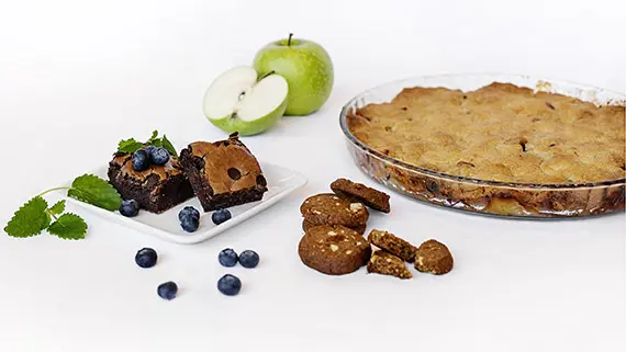 Fika med insekter i recepten - brownies, äppelkaka och bondkakor.