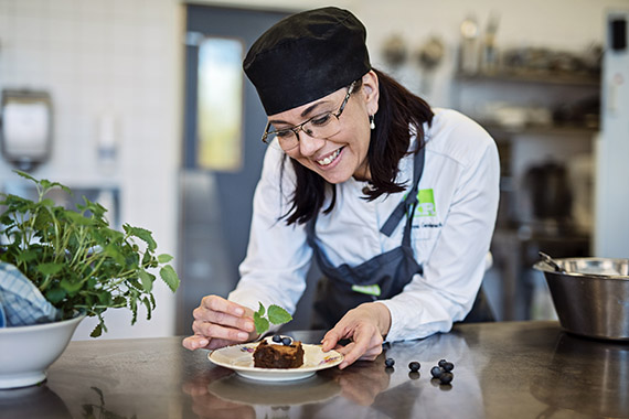 Johanna Gerberich lägger sista touchen vid en brownie med finmald mjölmask.
