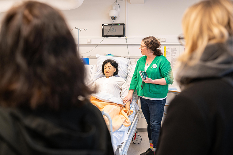 Bild p&aring; personal och simulatorsdockan Doris.