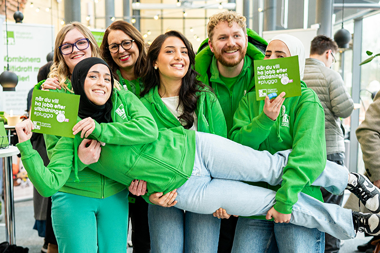 Studenter i gr&ouml;na tr&ouml;jor.