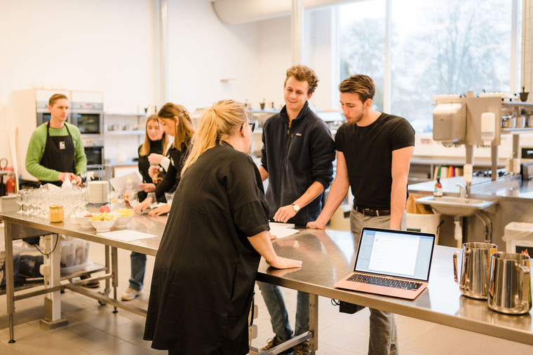 Gastronomistudenter i undervisningsköket.