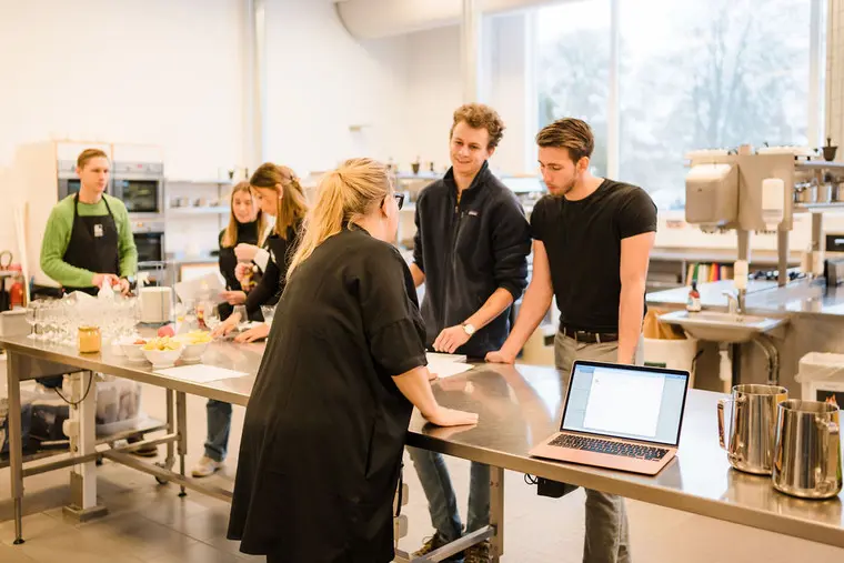 Gastronomistudenter i undervisningsk&ouml;ket.