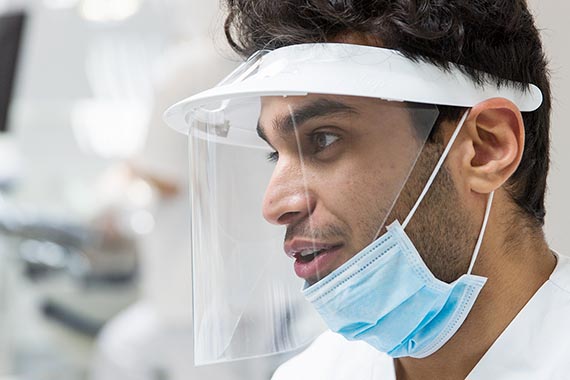 Tandhygienist i närbild.
