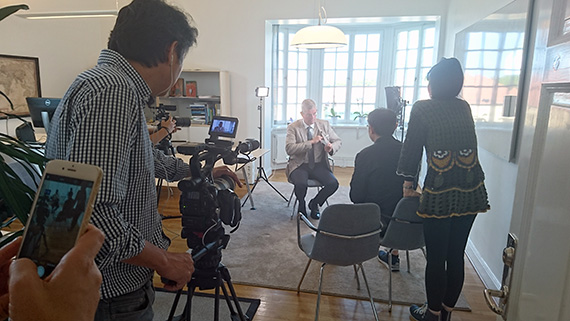Rektor Håkan Pihl intervjuas av det sydkoreanska TV-teamet.