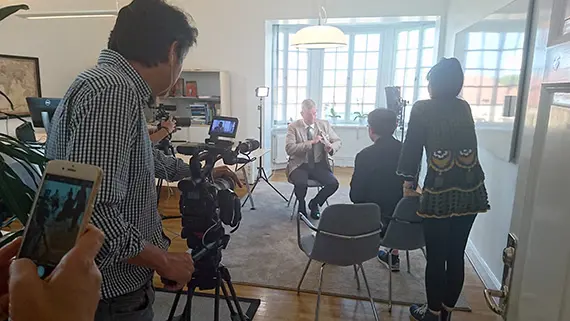 Håkan Pihl Rektor Håkan Pihl intervjuas av det sydkoreanska TV-teamet.