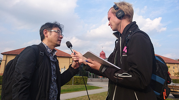Producenten och regissören Gunny Hyoung intervjuas av P4 Kristianstad, Sveriges Radio.