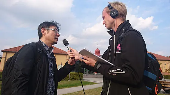 Sveriges Radio Producenten och regissören Gunny Hyoung intervjuas av P4 Kristianstad, Sveriges Radio.