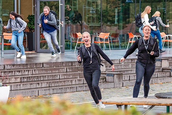 Upplägget för Hide and Seek Challenge var enkelt: tio studenter gömde sig på campus och den som blev hittad sist vann.