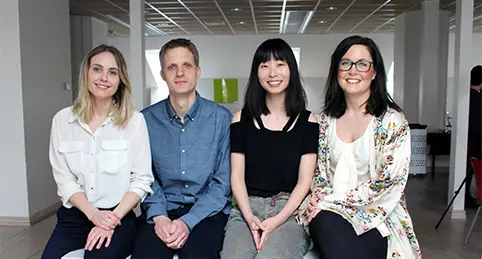 Vinnarna i ToY Challenge 2016: Sanne Bergman, Fredrik Nordstr&ouml;m, Xujia Zhou och Desir&eacute;e Henrysson som fick sitt case fr&aring;n Lokab Systems.
