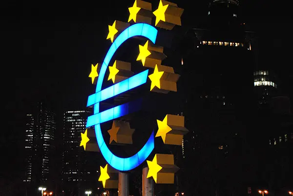 Euro-statyn utanf&ouml;r Europeiska centralbanken.