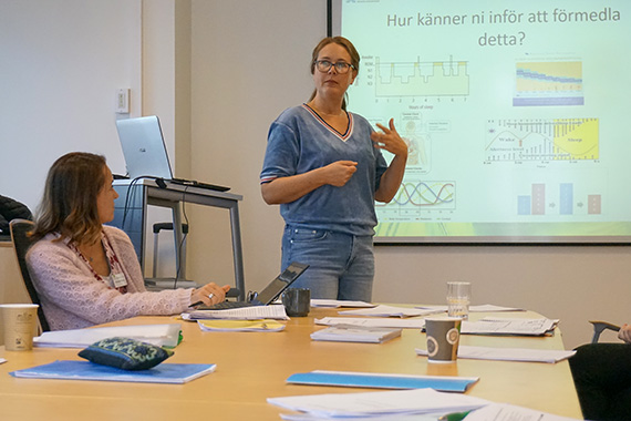 Kursledare Christina Sandlund presenterar en modell för gruppbehandling, som deltagarna själva kan använda på sina respektive arbetsplatser.