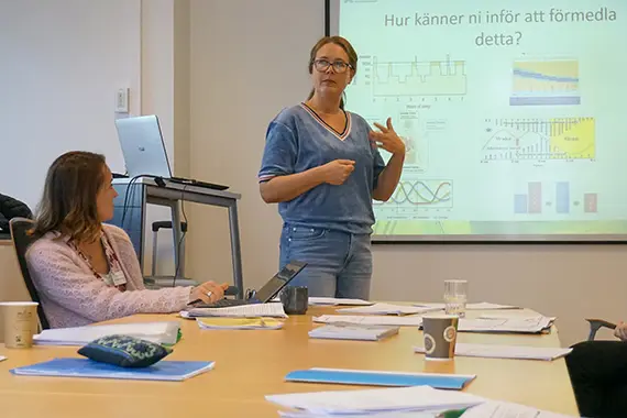 Kursledare Christina Sandlund presenterar en modell f&ouml;r gruppbehandling, som deltagarna sj&auml;lva kan anv&auml;nda p&aring; sina respektive arbetsplatser.